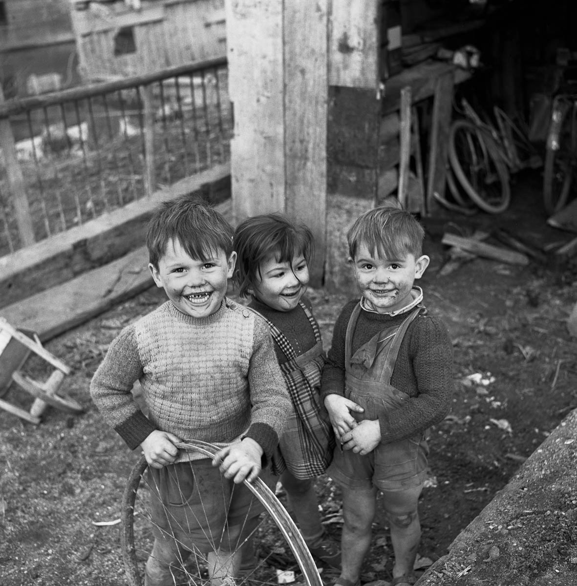 Trois enfants qui jouent dans les années 40