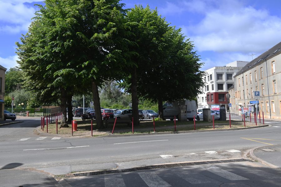 12 devant l'hôpital 2026